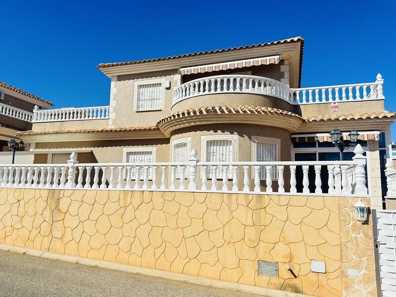 Villa Te koop in Punta Prima, Alicante