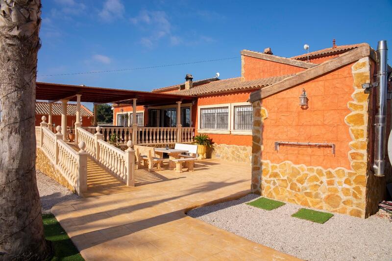 6 bedroom Country House for sale