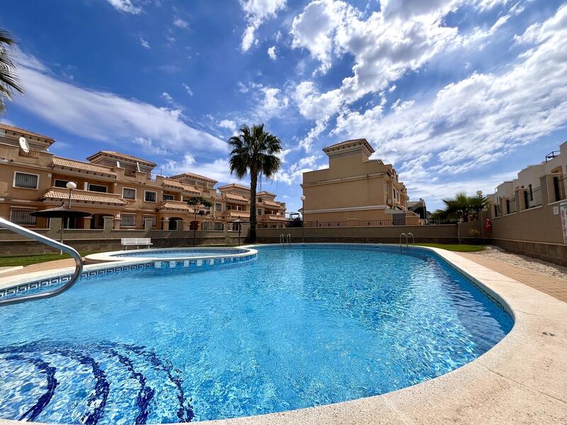 Rekkehus til salgs i Villamartin, Alicante
