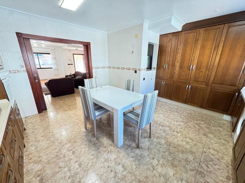 3 slaapkamer Gezinswoning Te koop