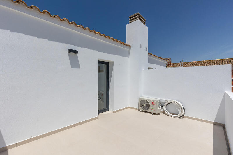 4 bedroom Townhouse for sale