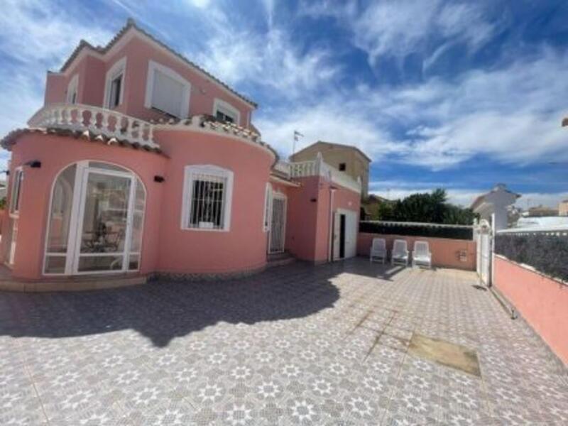 Villa til salgs i Playa Flamenca, Alicante