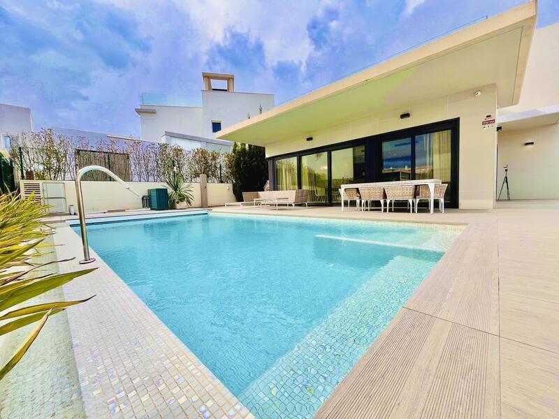 Villa Te koop in Dehesa de Campoamor, Alicante