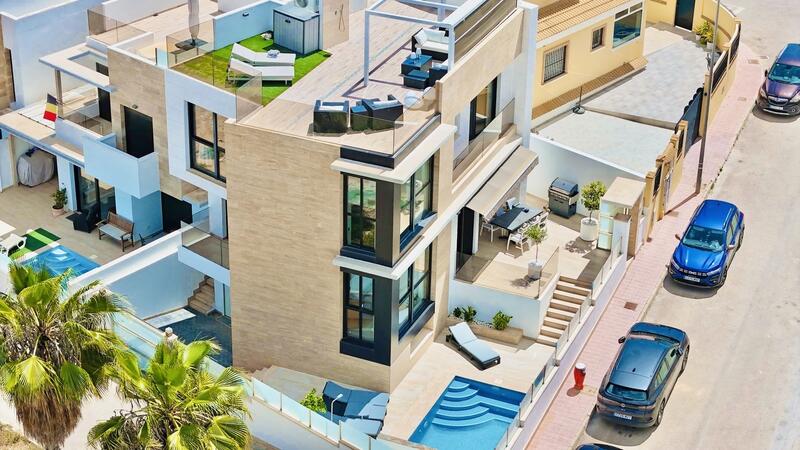 вилла продается в Campoamor, Alicante