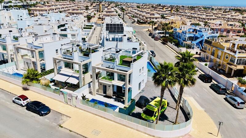 Villa en venta en Cabo Roig, Alicante