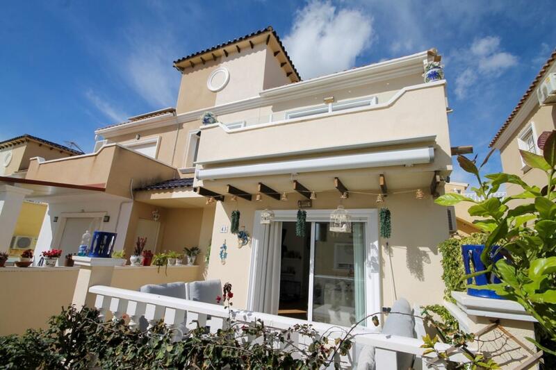 Villa Te koop in Villamartin, Alicante