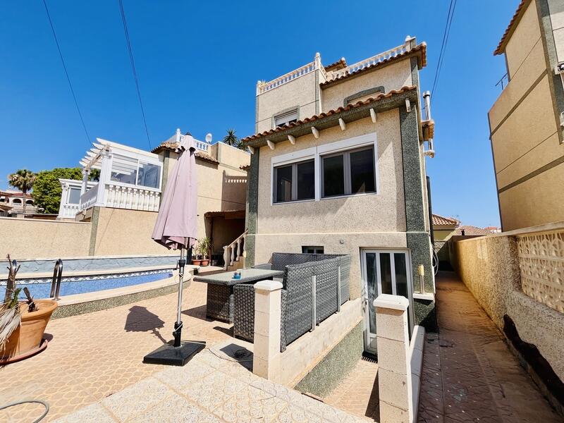 Villa for sale in Villamartin, Alicante