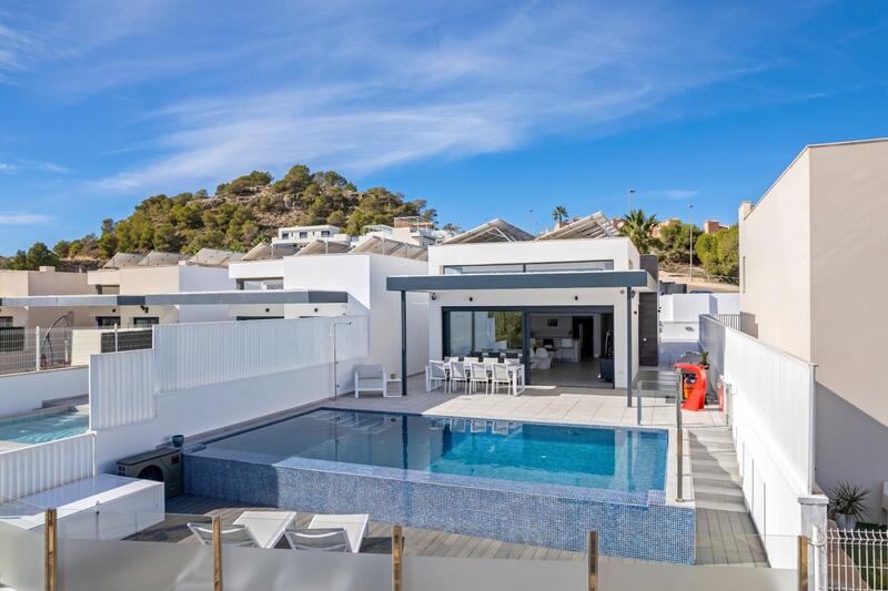 Villa til salg i San Miguel de Salinas, Alicante