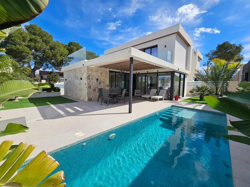 Villa en venta en Torrevieja, Alicante
