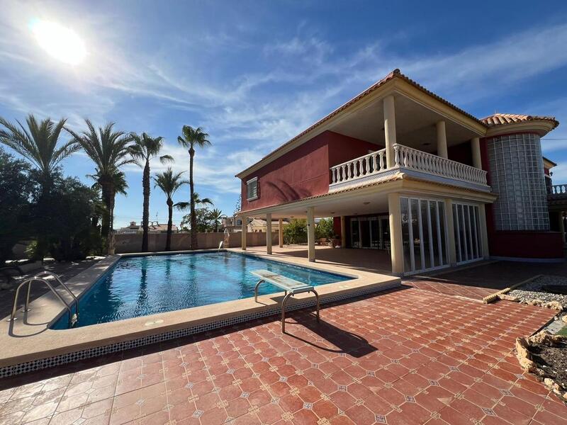 Villa til salgs i Torrevieja, Alicante