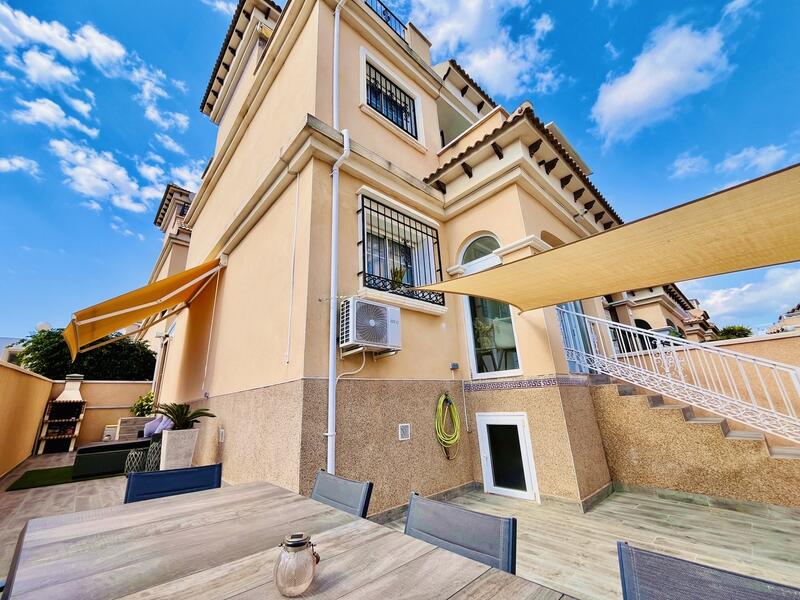 Gezinswoning Te koop in Villamartin, Alicante