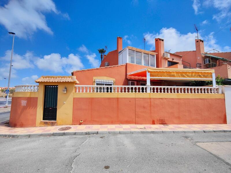 Villa en venta en Torrevieja, Alicante