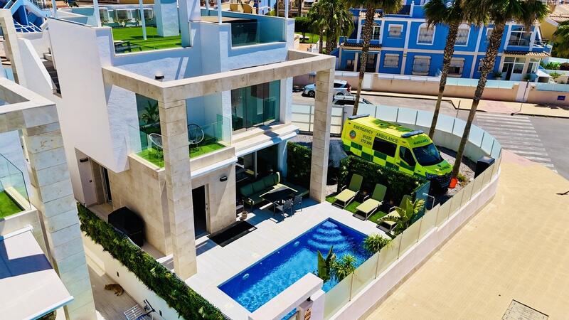 Villa en venta en Cabo Roig, Alicante