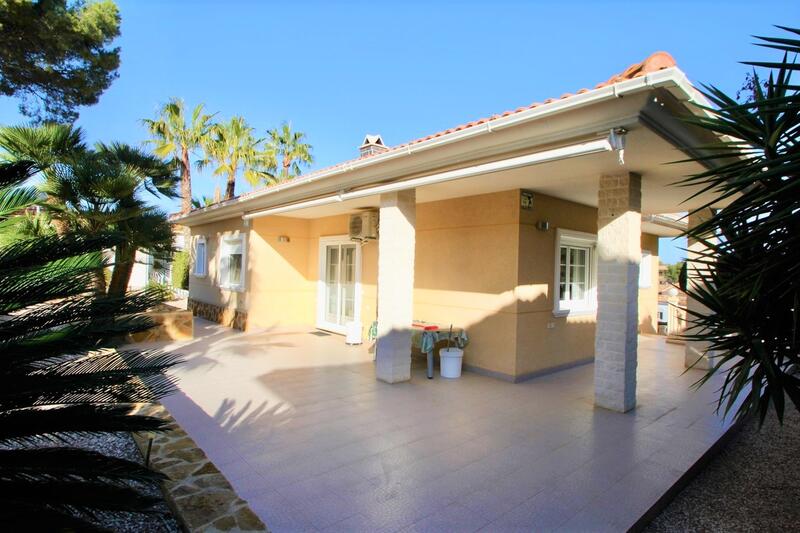 Villa til salg i Villamartin, Alicante