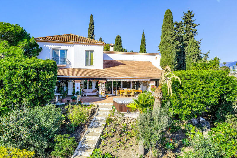 Villa for sale in Selwo, Málaga
