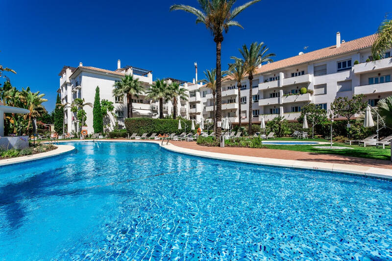 Apartamento en venta en Nueva Andalucia, Málaga