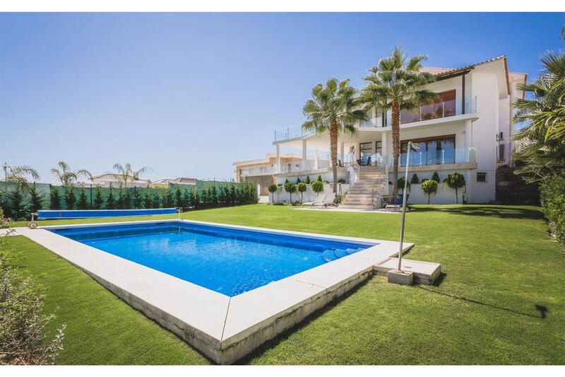 Villa for sale in Los Flamingos, Málaga