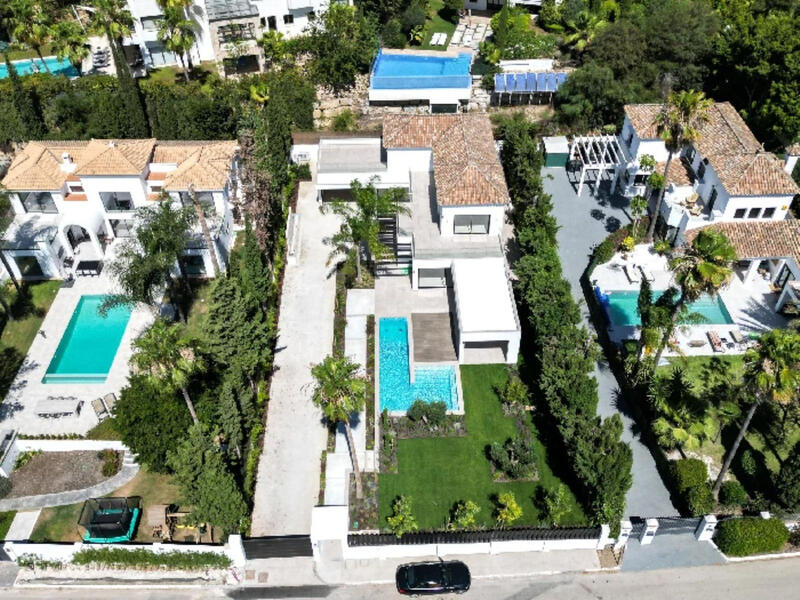 Villa for sale in El Paraiso, Málaga