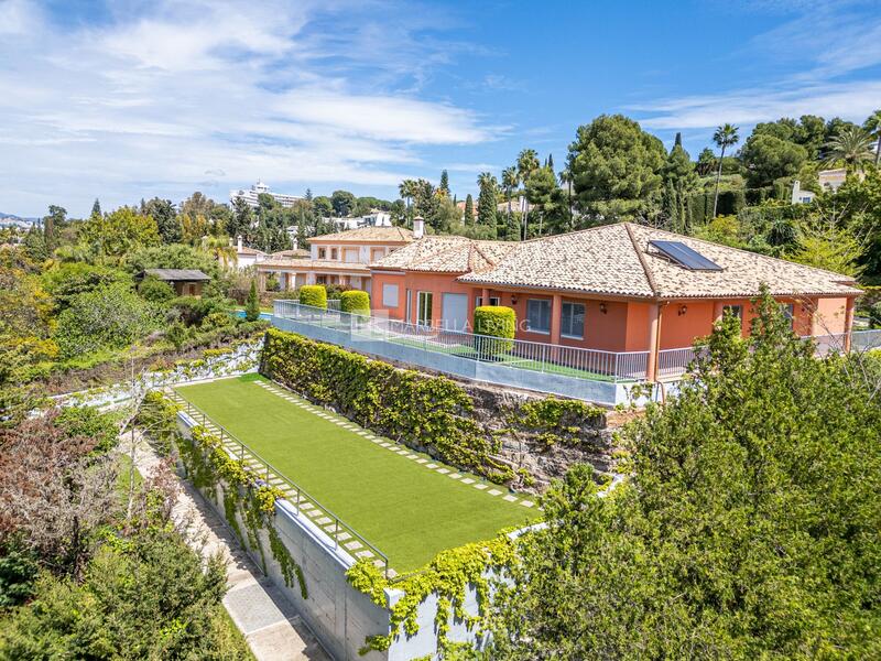 Villa for sale in Estepona, Málaga