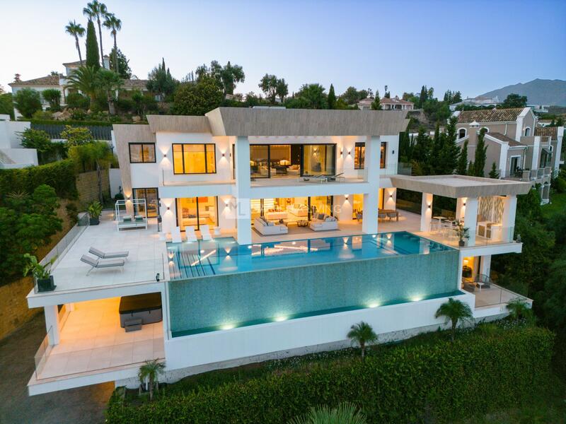 Villa for sale in Estepona, Málaga