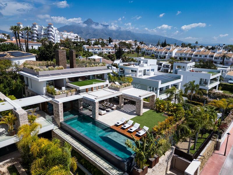 Villa for sale in Nueva Andalucia, Málaga