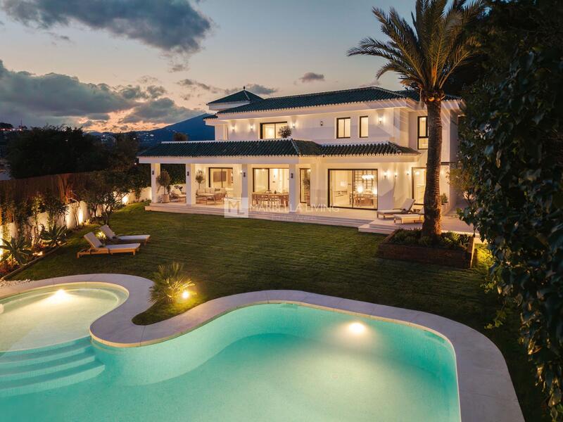 Villa en venta en Nueva Andalucia, Málaga