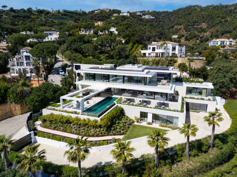 Villa for sale in Benahavis, Málaga