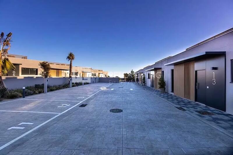 4 bedroom Townhouse for sale
