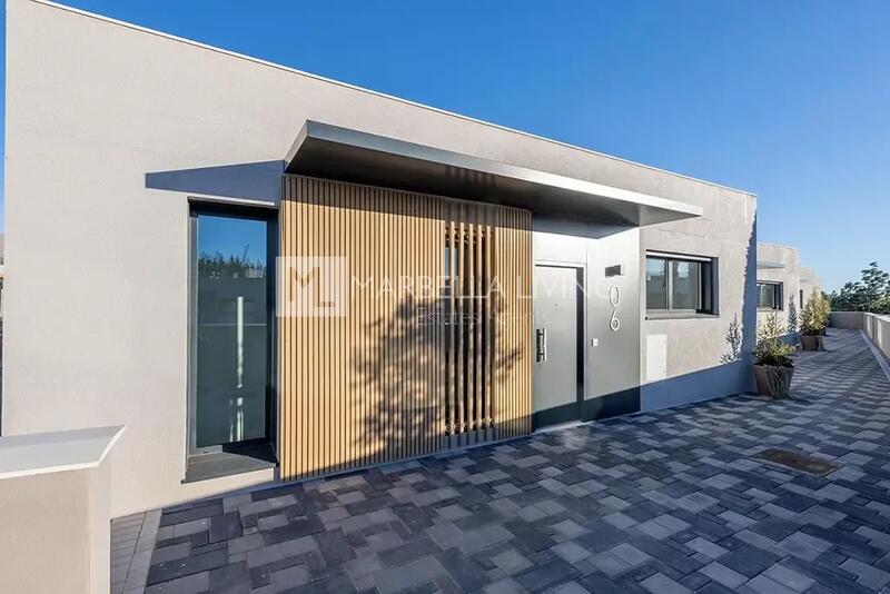 4 bedroom Townhouse for sale