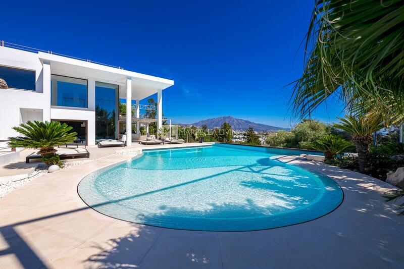 Villa for sale in Benahavis, Málaga