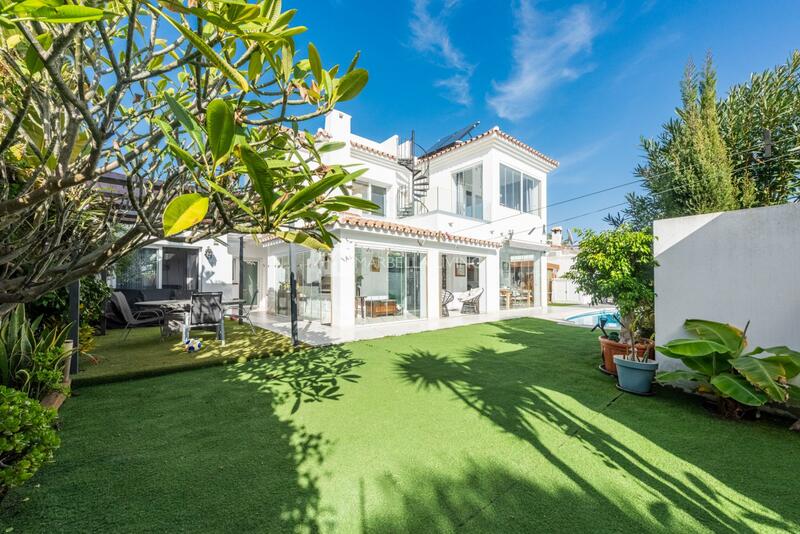 Villa for sale in Estepona, Málaga