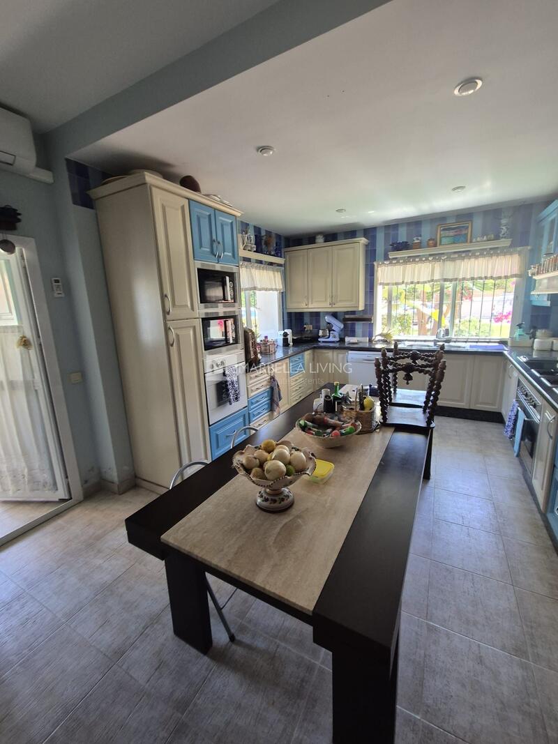 5 bedroom Apartment for sale