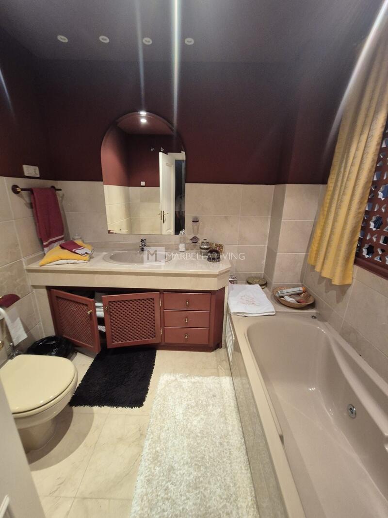 5 bedroom Apartment for sale