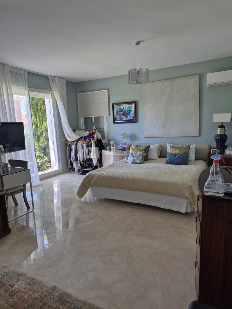 5 bedroom Apartment for sale