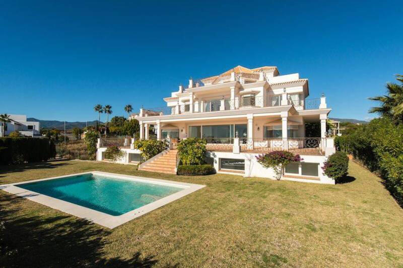Villa for sale in Los Flamingos, Málaga