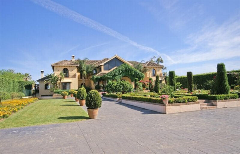 Villa for sale in El Paraiso, Málaga