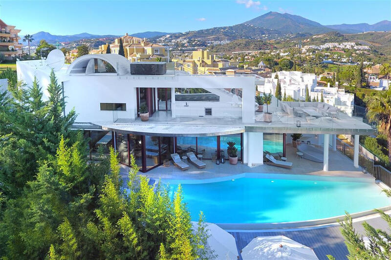 Villa for Short Term Rent in Nueva Andalucia, Málaga
