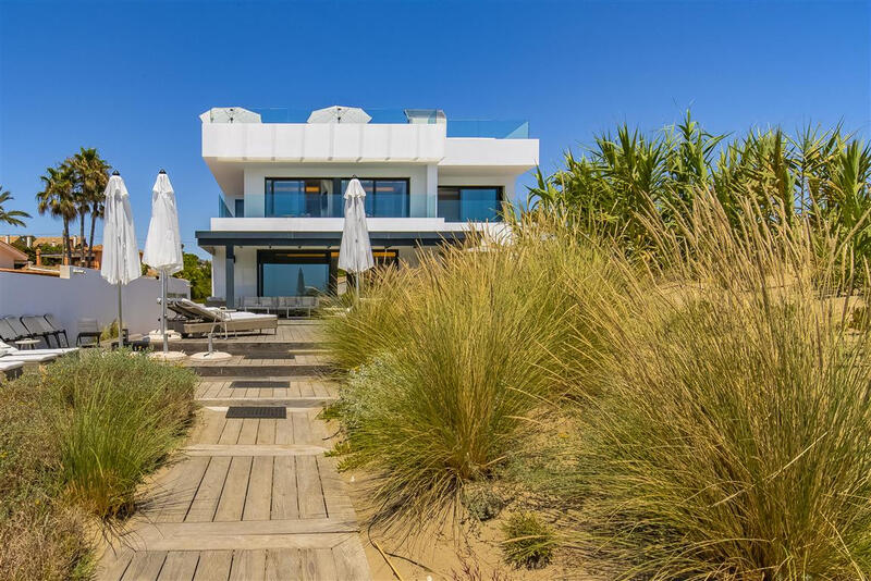 Villa for Short Term Rent in Las Chapas, Málaga