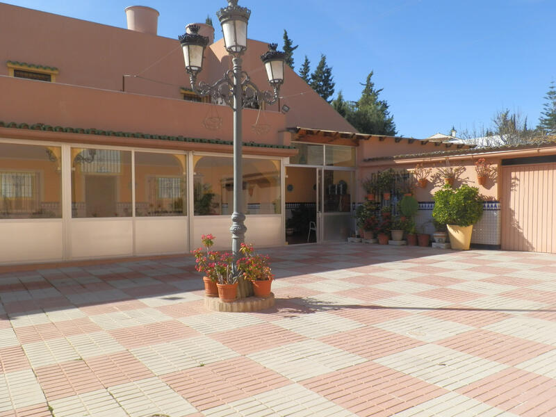 Commercial Property for sale in Benahavis, Málaga