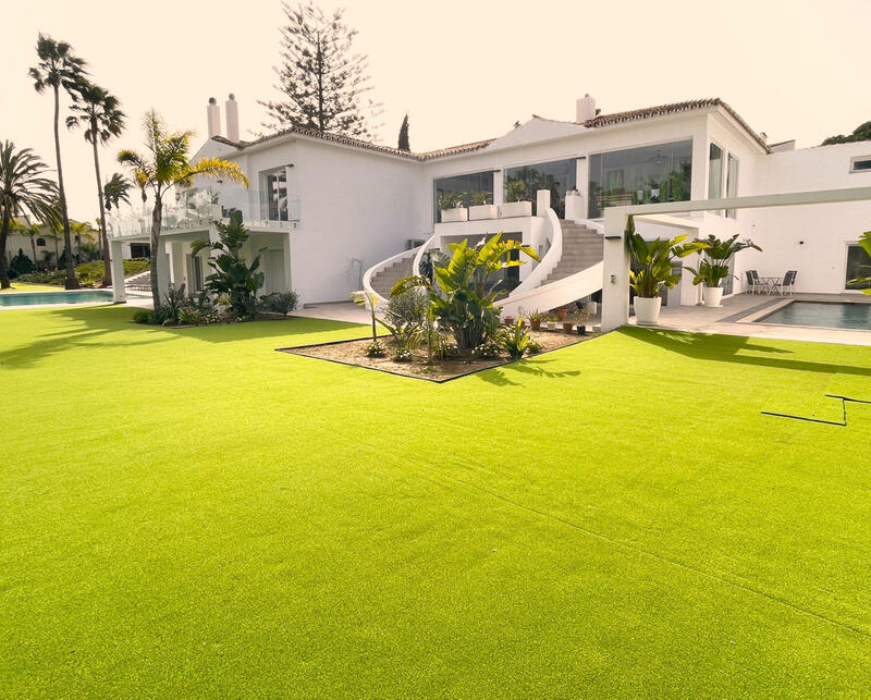 Villa en venta en Atalaya, Málaga