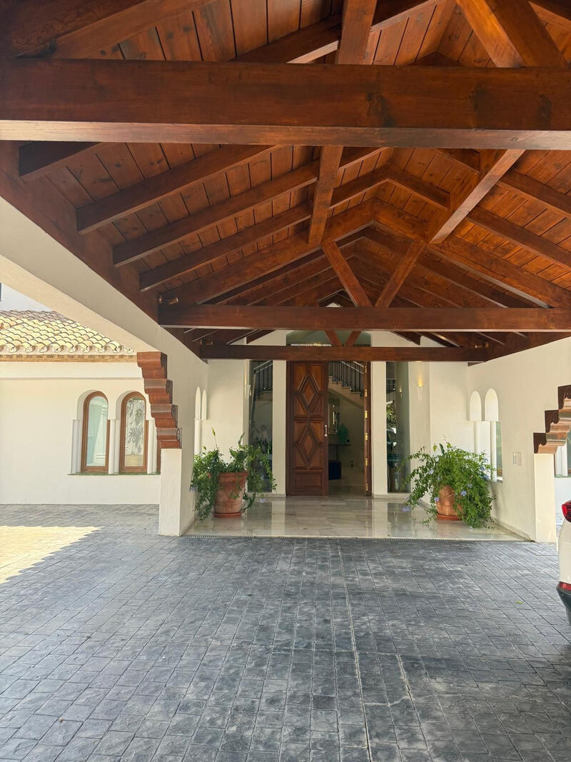 Villa à louer à court terme dans El Paraiso, Málaga