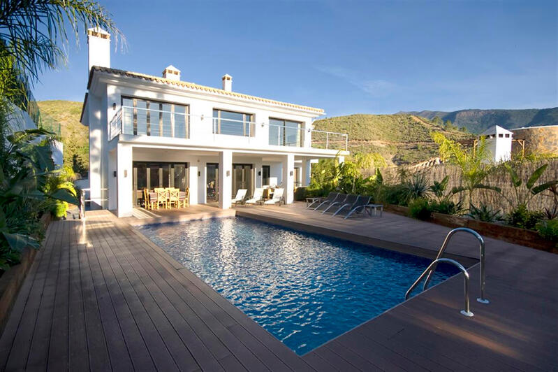 Villa for Short Term Rent in Benahavis, Málaga