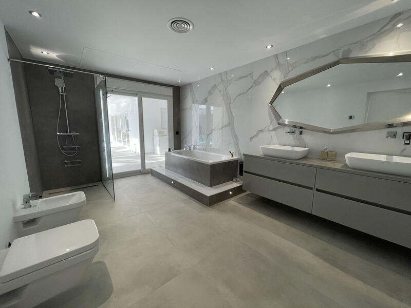 6 bedroom Villa for sale