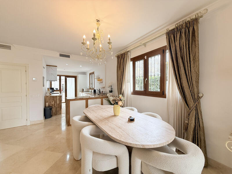 4 slaapkamer Tweezijdig Te koop 4 slaapkamer Tweezijdig Te koop