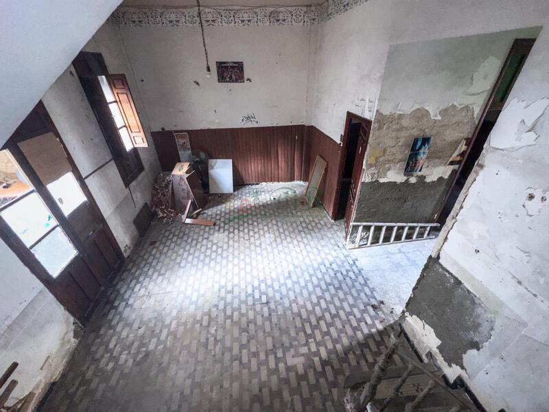 4 спальная комната городская тюрьма продается