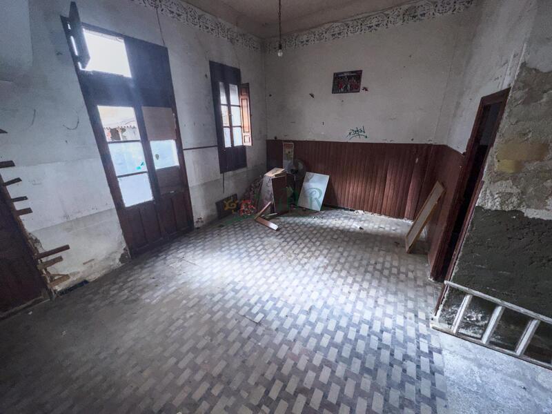 4 спальная комната городская тюрьма продается