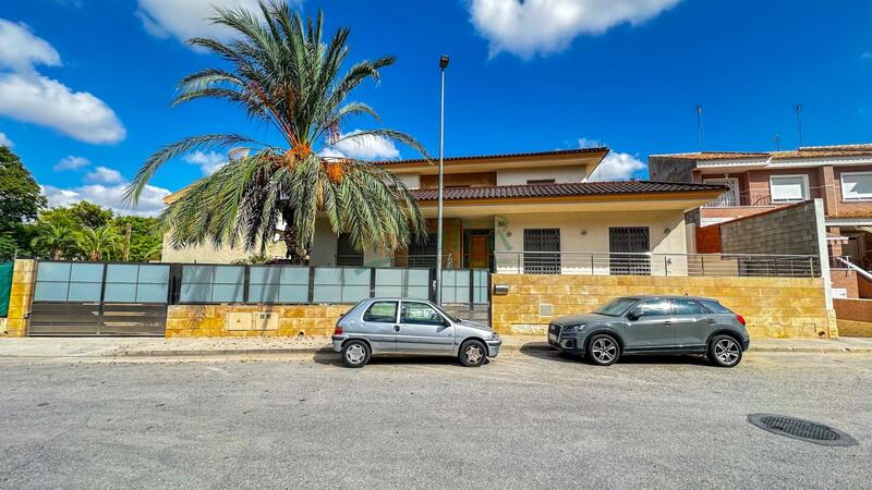 Villa til salgs i Cox, Alicante