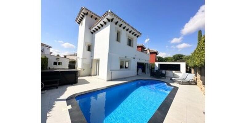 Villa for sale in Mar Menor Golf Resort, Murcia