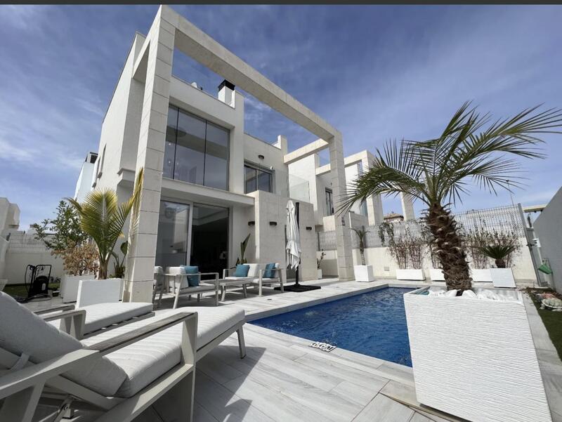 Villa til salg i Cabo Roig, Alicante