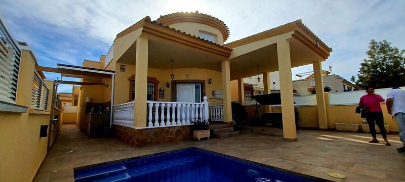 Villa for sale in Pilar de la Horadada, Alicante